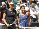 Elise Mertens geeft één set prijs, maar krijgt wat hulp van opponente om door te stoten
