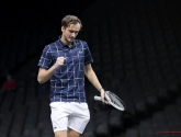 Nummer twee van de wereld bij de mannen komt met de schrik vrij en plaatst zich na vijf sets voor vierde ronde Wimbledon