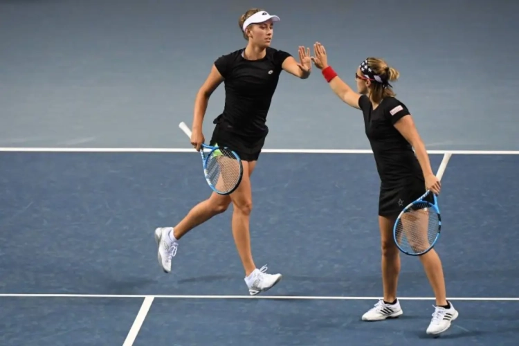 Elise Mertens en Kirsten Flipkens winnen makkelijk dubbelspel tegen Slovakije