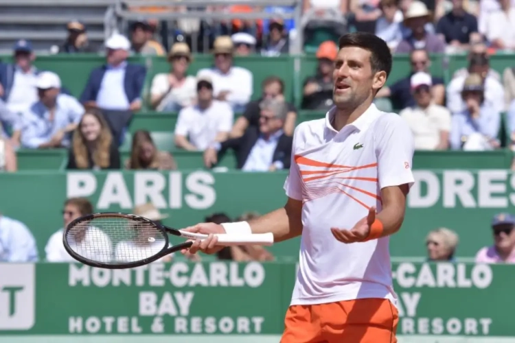 🎥 Djokovic ontspant zich op strand in aanloop naar Australian Open maar gaat de mist in bij trucje footvolley
